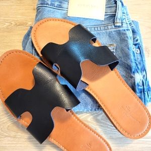 Universal Thread Sandals